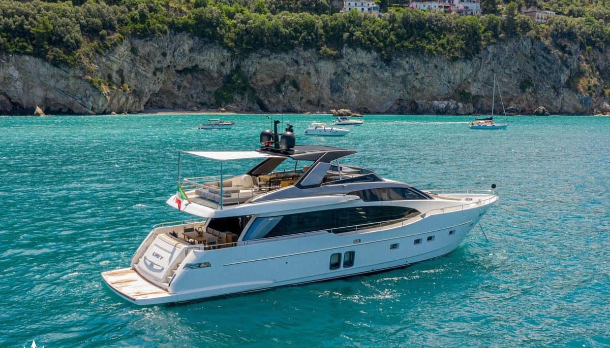 LUCKY yacht charter 2
