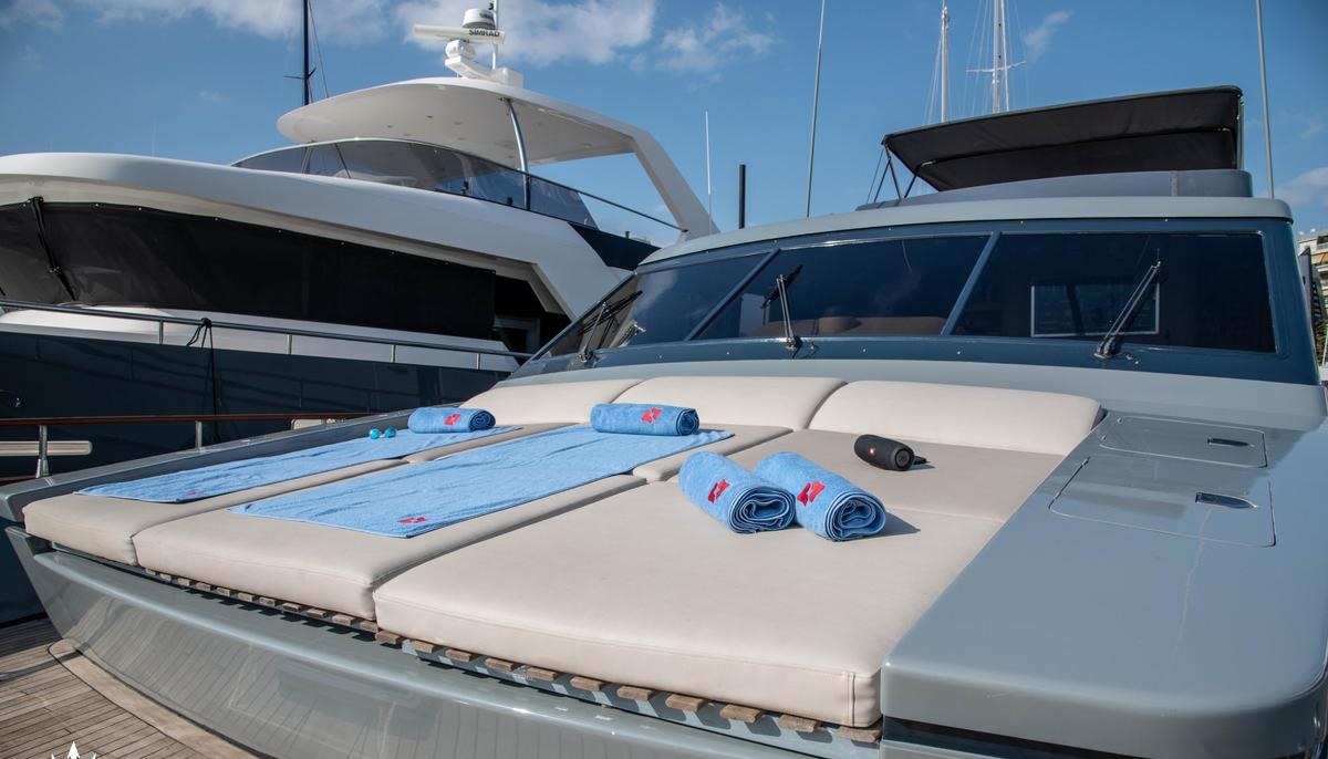 KISS yacht charter 3