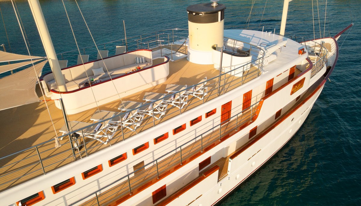 BELLEZZA yacht charter 3