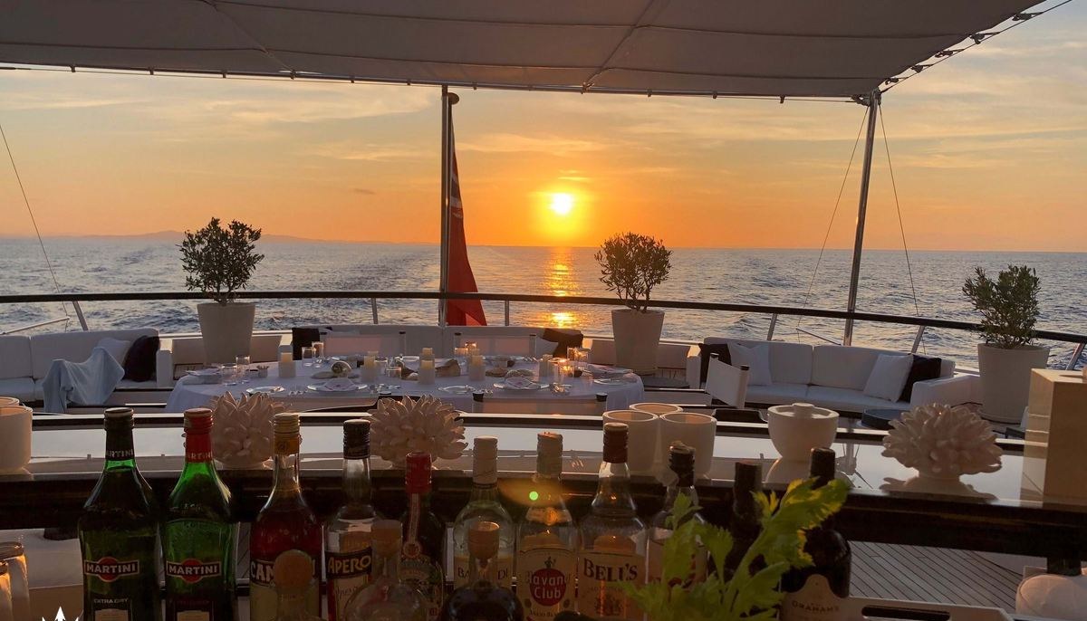 VIRGINIAN yacht charter 5