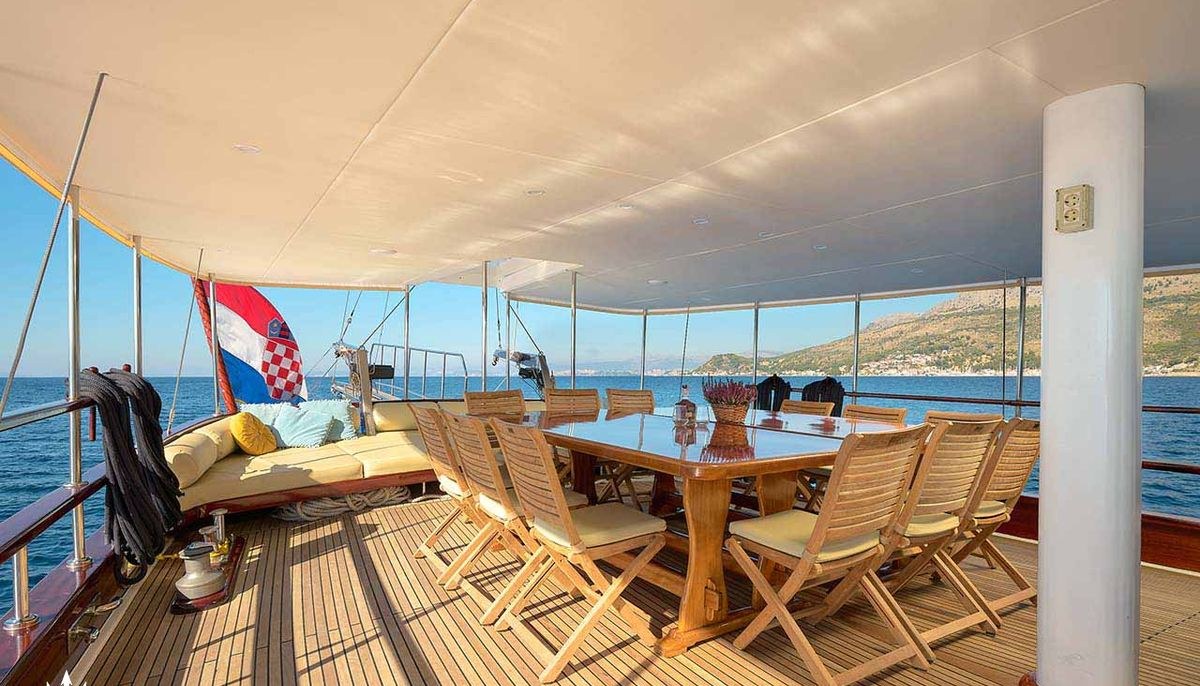 LINDA yacht charter 5