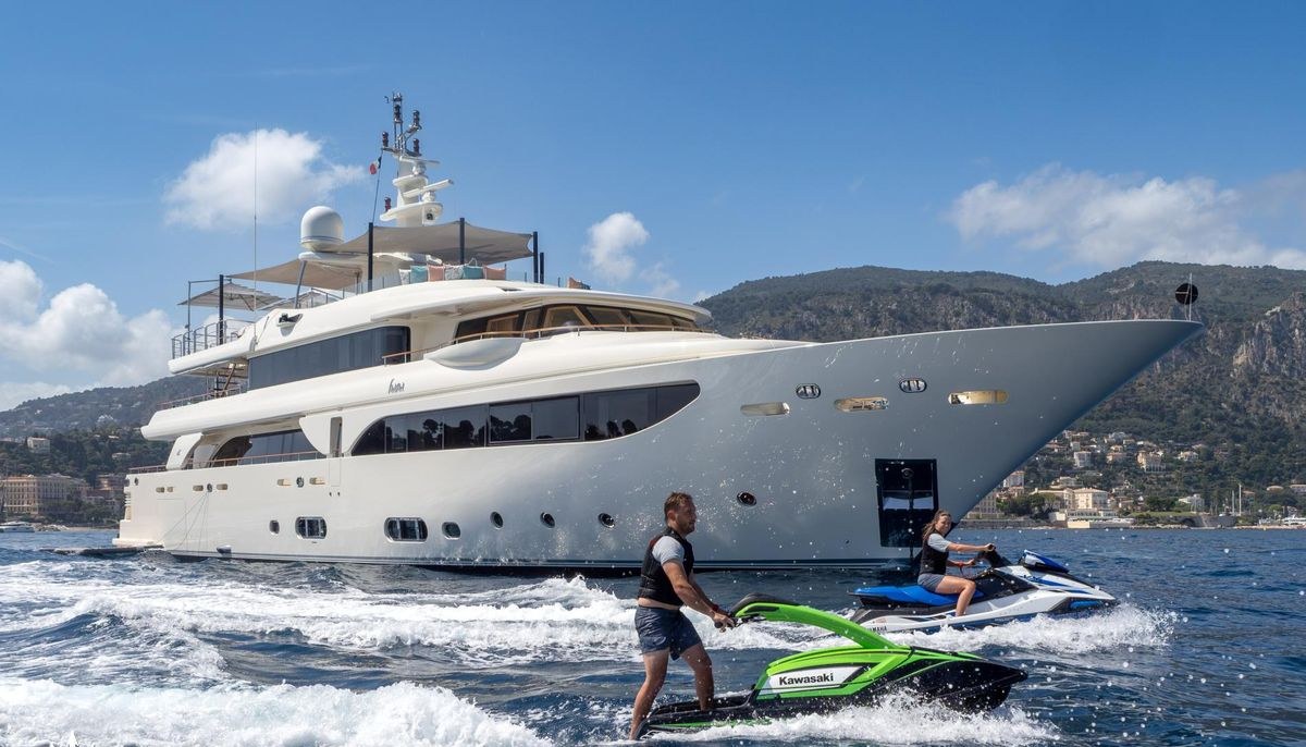 HANA yacht charter 2