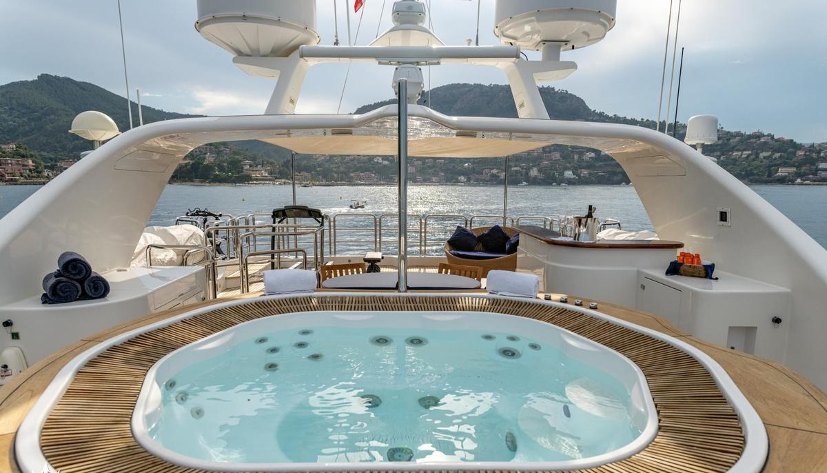 SEA BLUEZ yacht charter 3