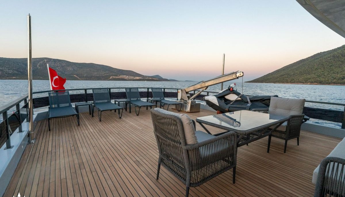 CALM DOWN yacht charter 4