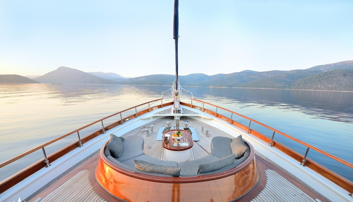 COBRA KING yacht charter 3