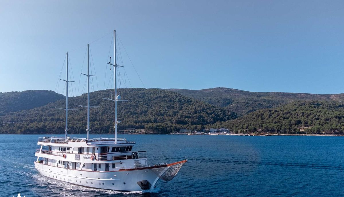 ALMISSA yacht charter 3