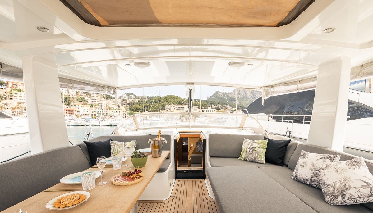 AGARIMO SIX yacht charter 3