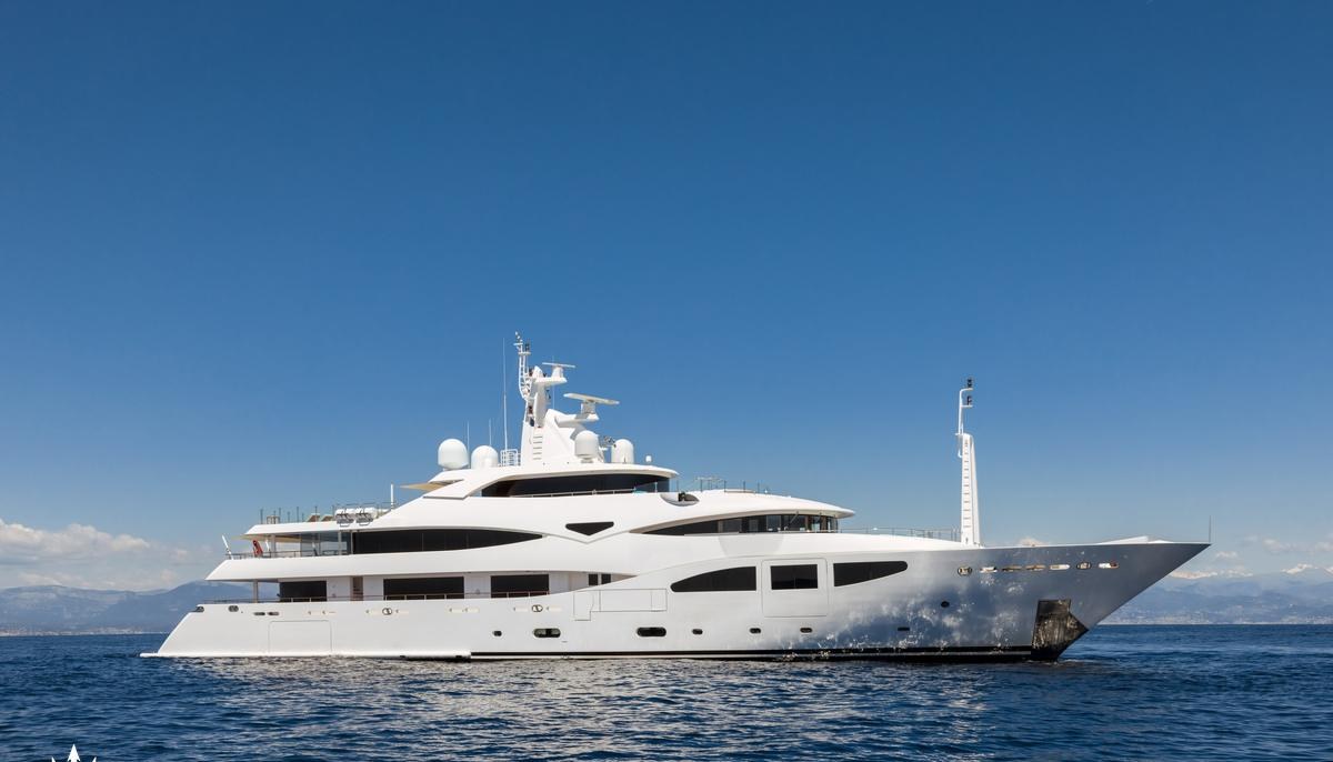 CLELIA III yacht charter 2