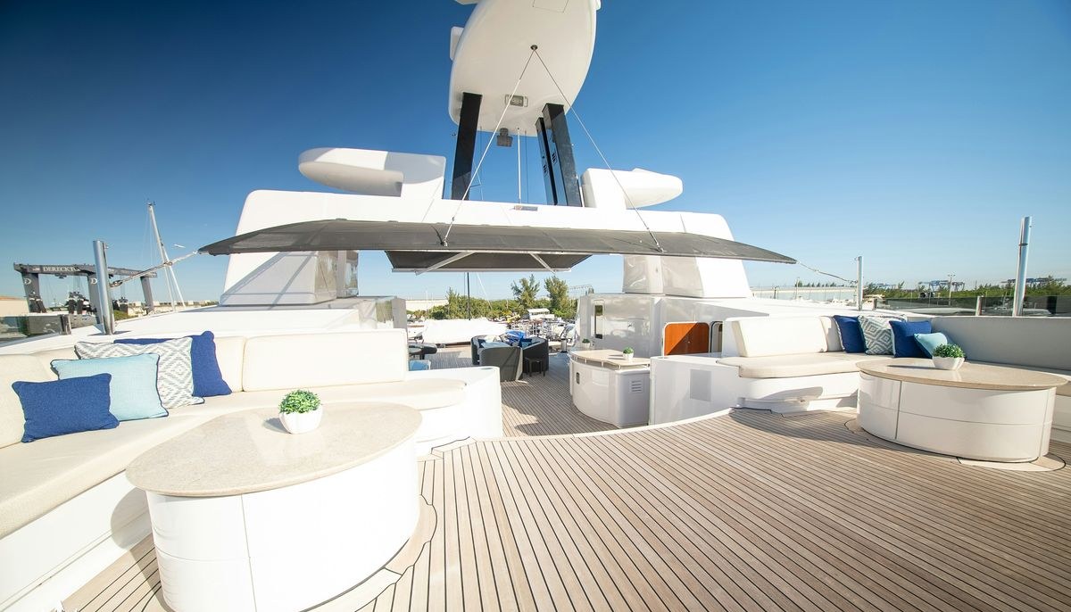 LUDZIE yacht charter 4
