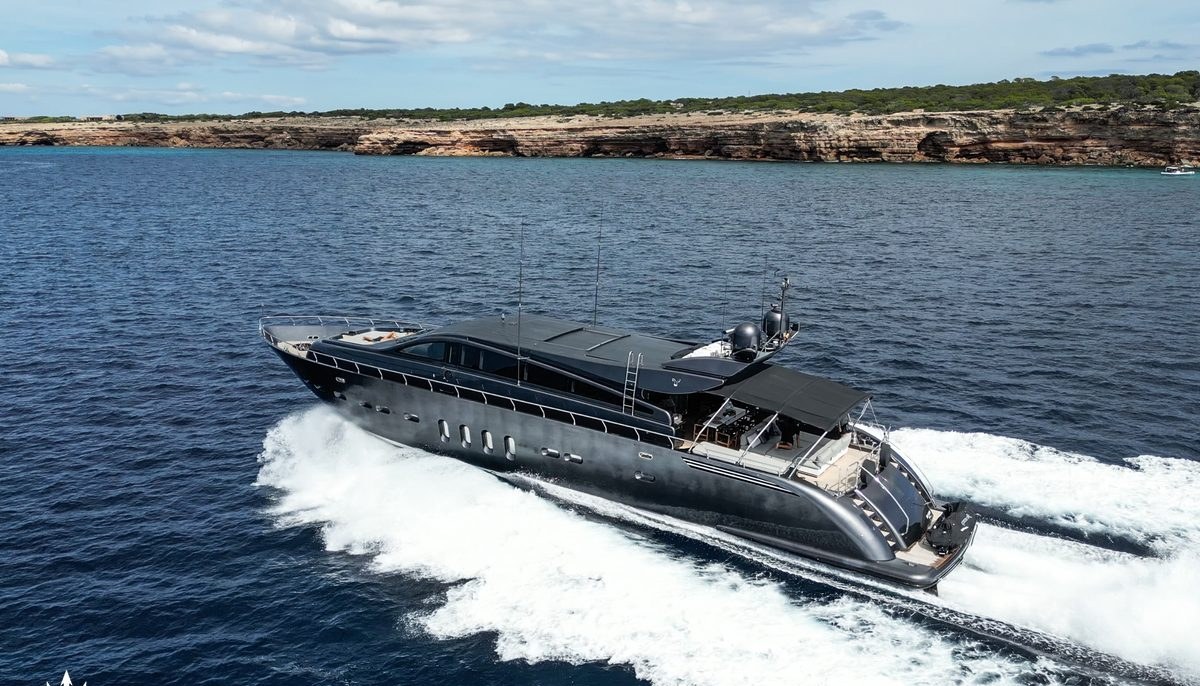 DARK KNIGHT yacht charter 5