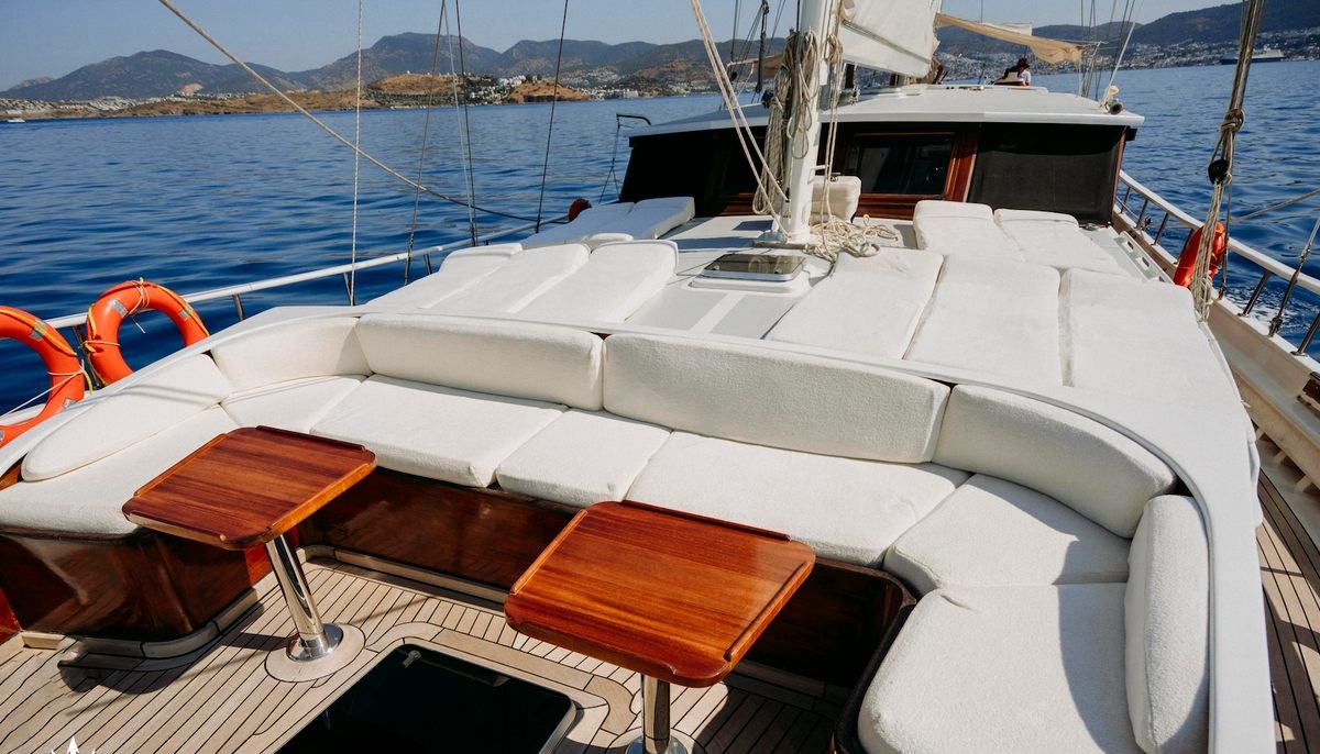 BEYAZ LALE yacht charter 3