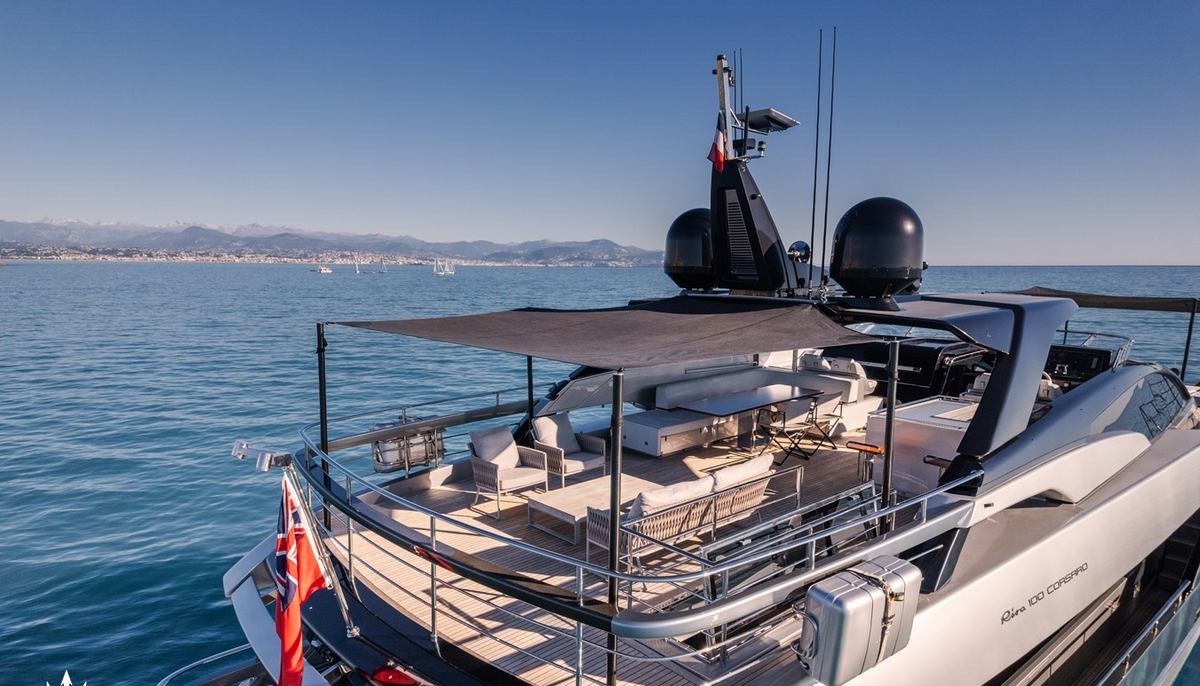 HP6 yacht charter 5