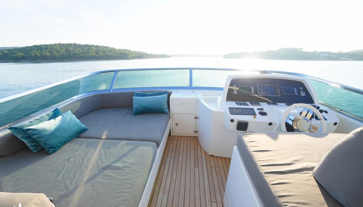 HUBO yacht charter 4