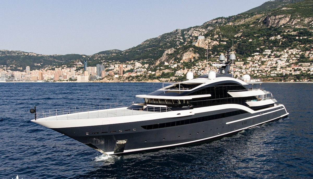 LUNA yacht charter 3
