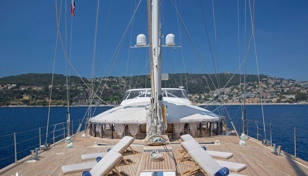 LA LUNA yacht charter 4