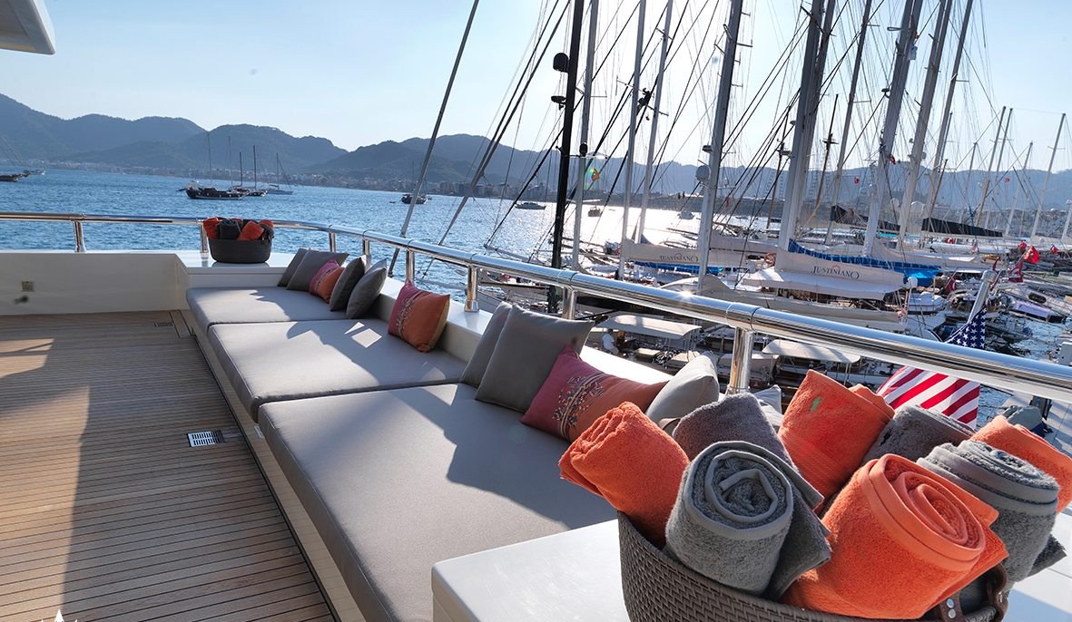 QUEEN MARE yacht charter 4