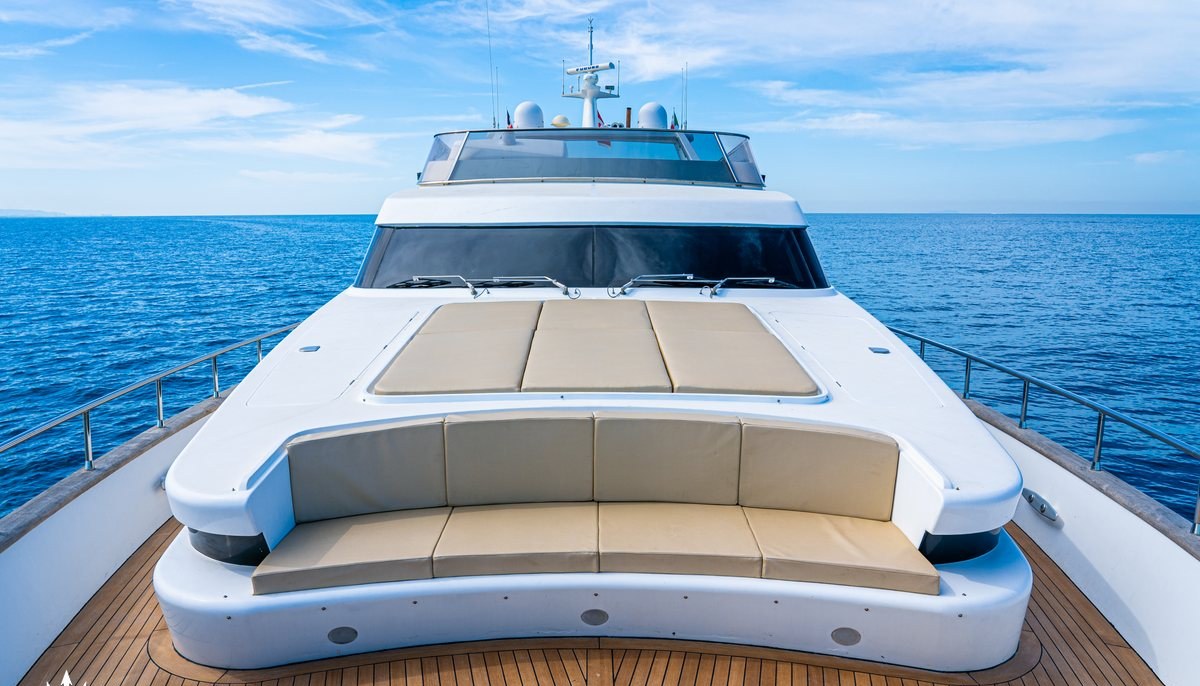 MAESTRALE yacht charter 3