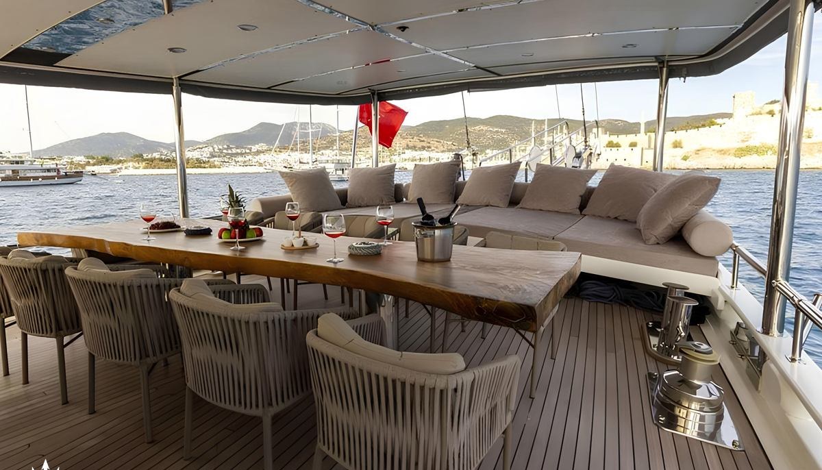 THE BLUE SEA yacht charter 5