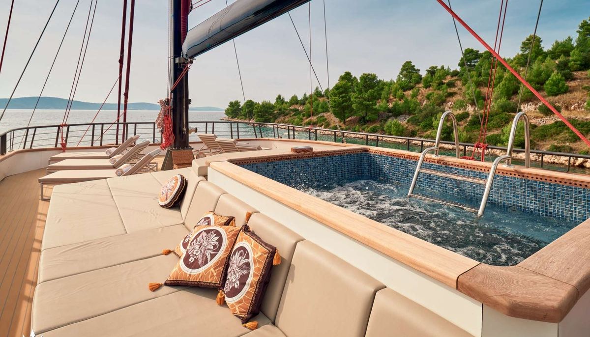 ANETTA yacht charter 3