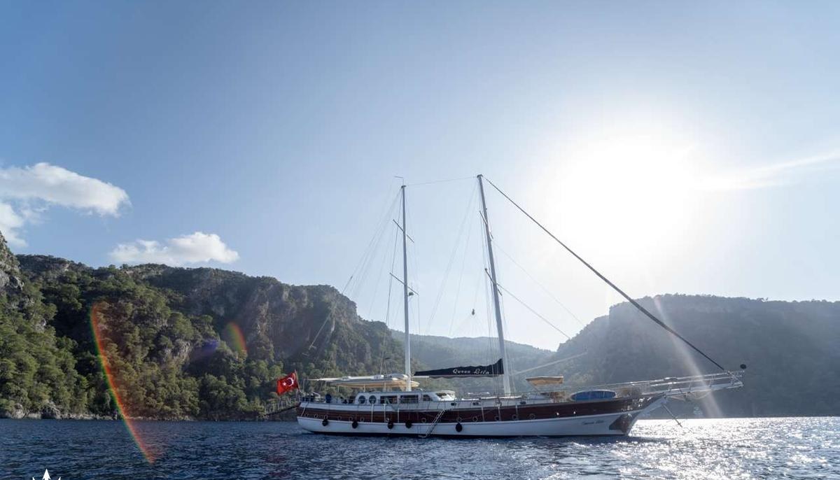 QUEEN LILA yacht charter 2