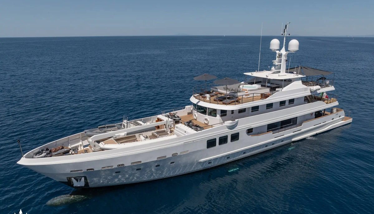 R23 yacht charter 2