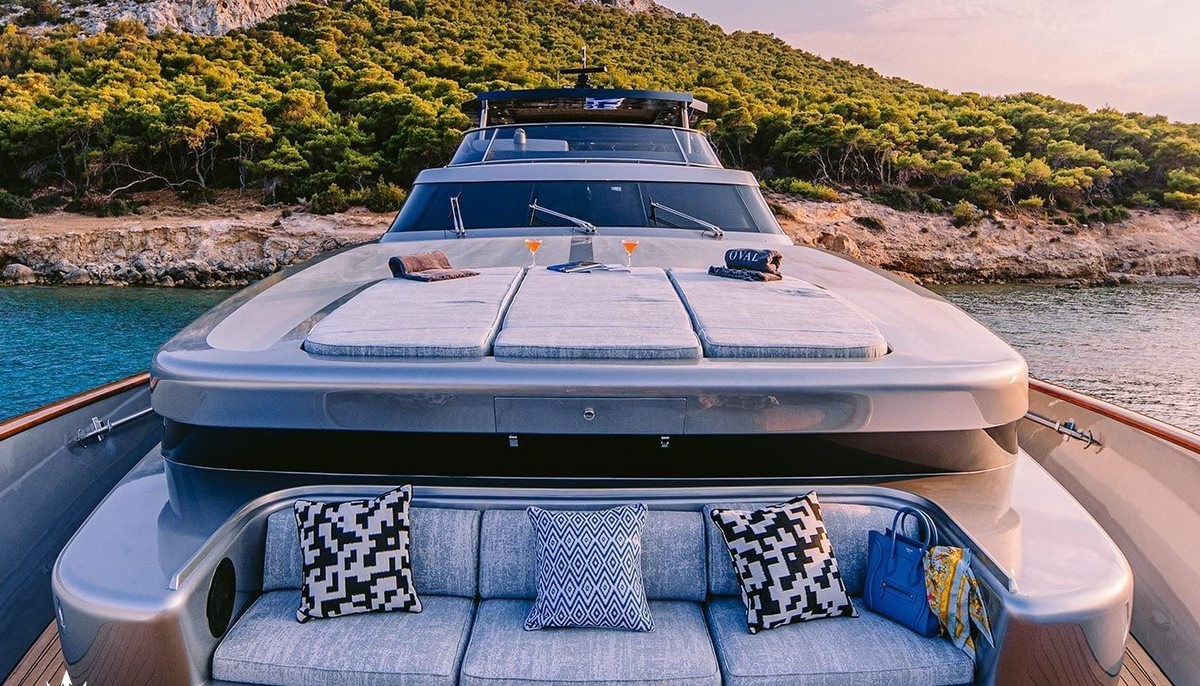 OVAL yacht charter 3