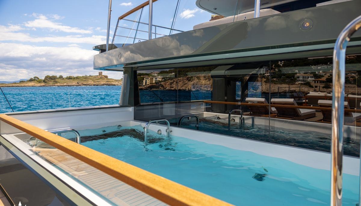 MOKA yacht charter 3