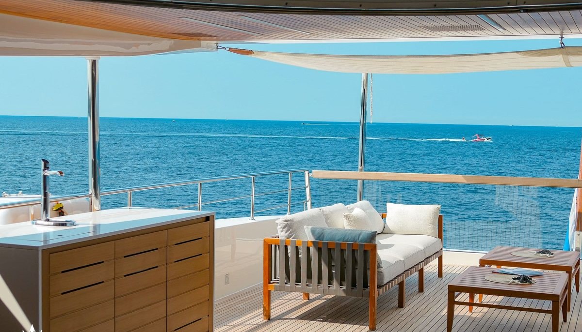 TINY WAVE yacht charter 4