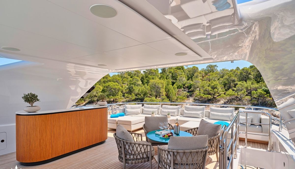 MAESTRO yacht charter 3