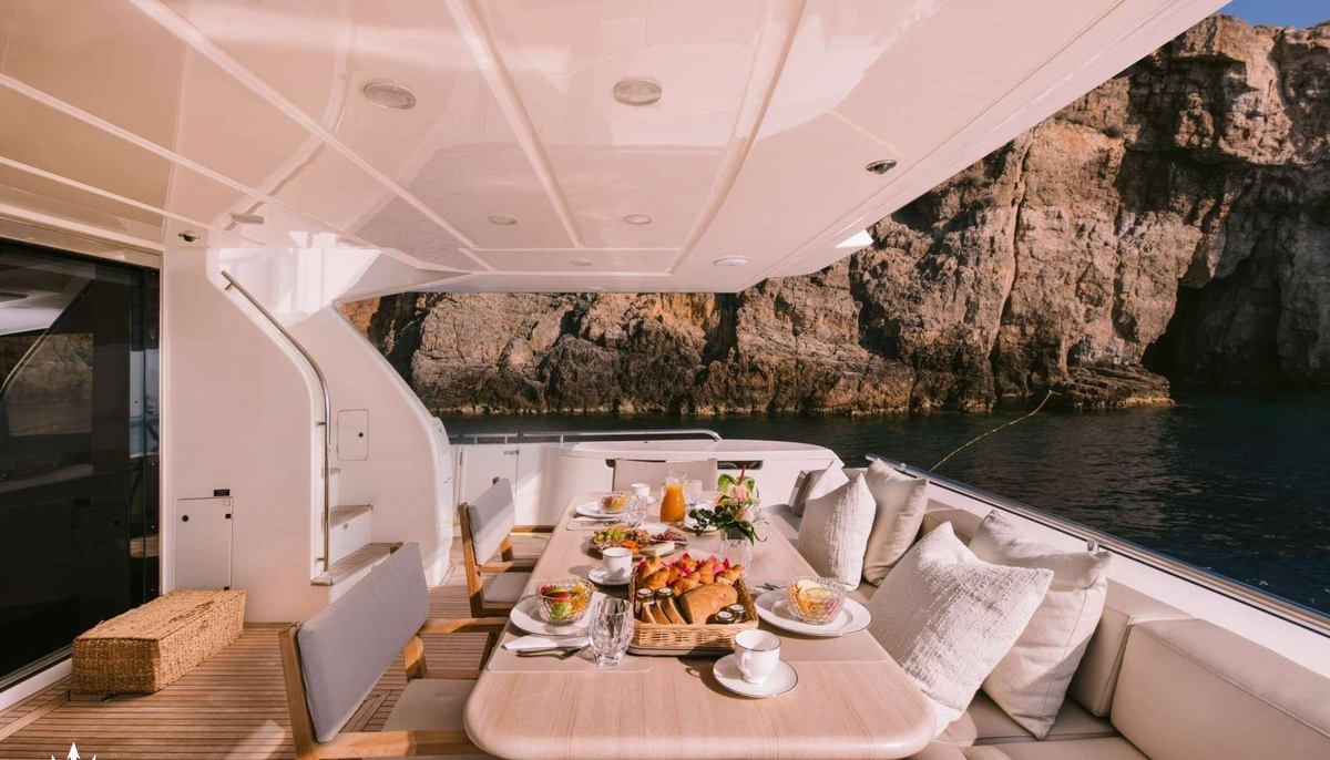 D&D yacht charter 5