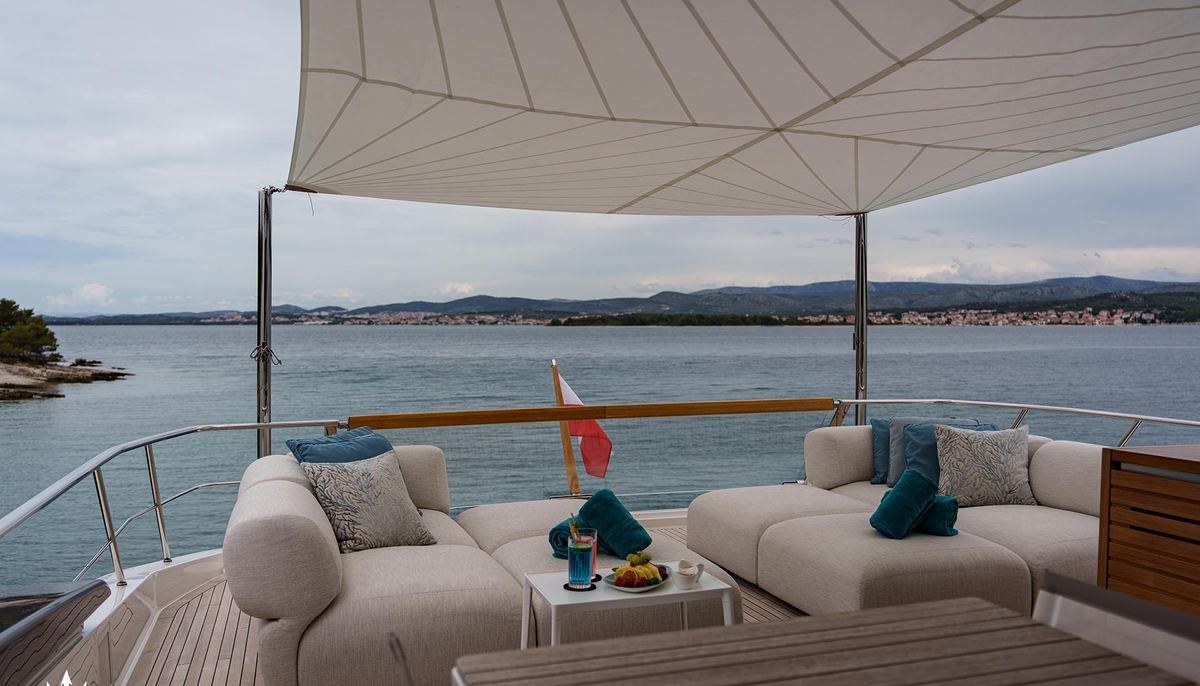 DESTINO yacht charter 4