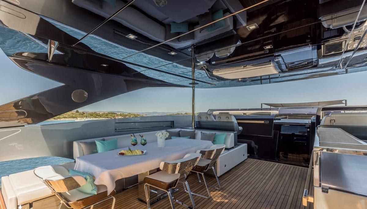 YOYITA II yacht charter 4