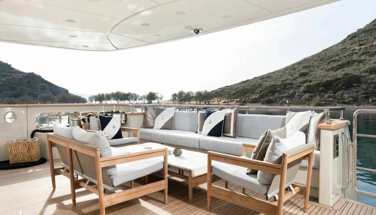 THERAPY yacht charter 5