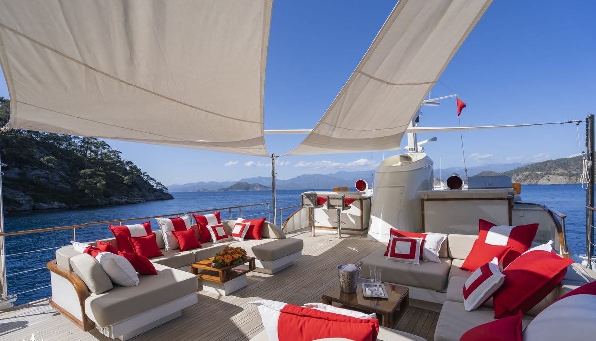 ALHAMBRA yacht charter 4