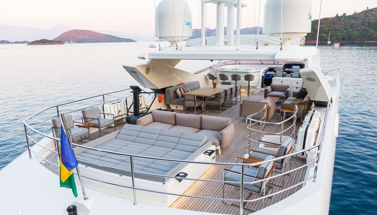 YUTORI yacht charter 4