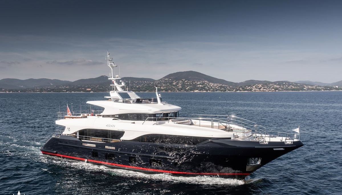 TONIC BLUE yacht charter 2