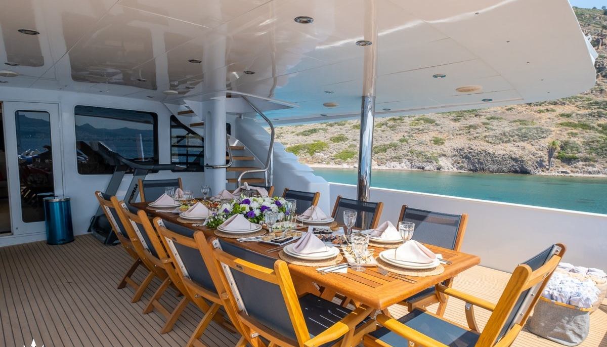 MERVE yacht charter 4