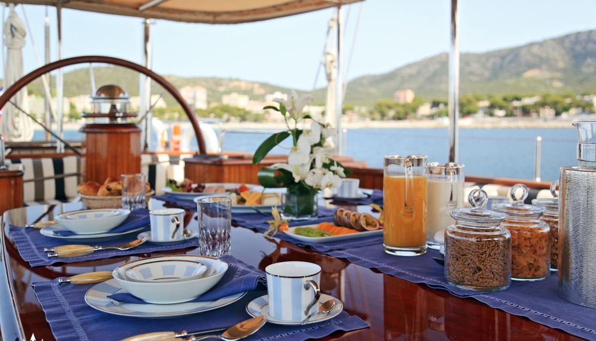 GWEILO yacht charter 4