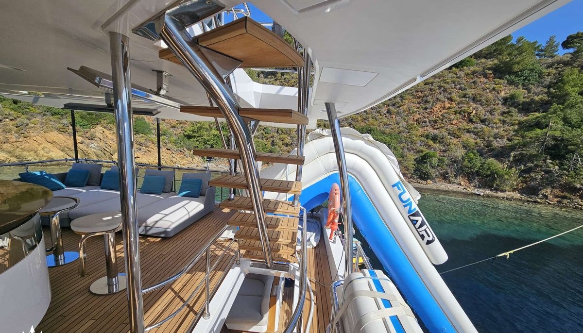 PURA VIDA yacht charter 5