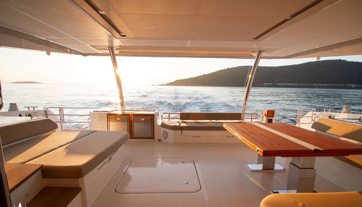ARIVA yacht charter 3