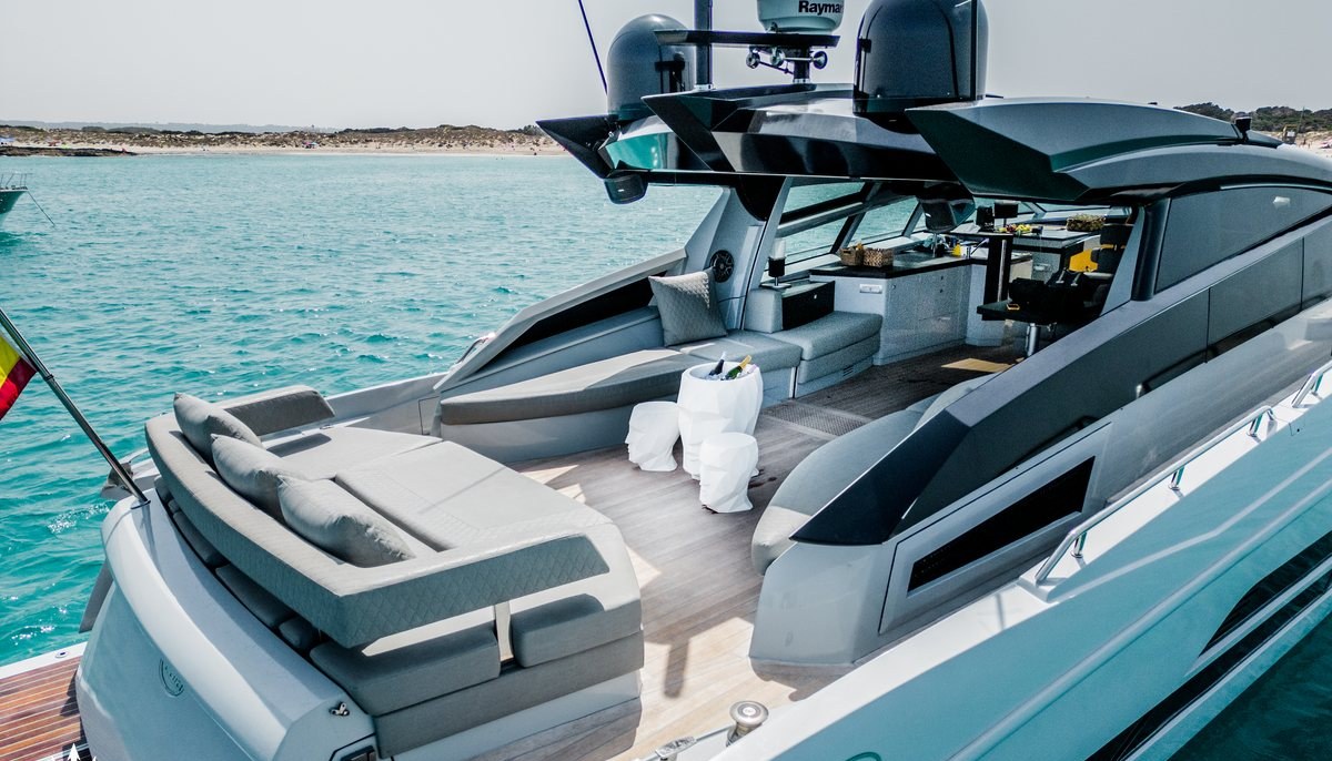 CHILLI yacht charter 3