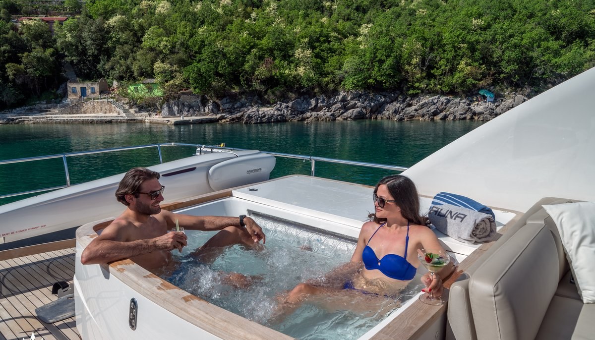 LARIMAR II yacht charter 4