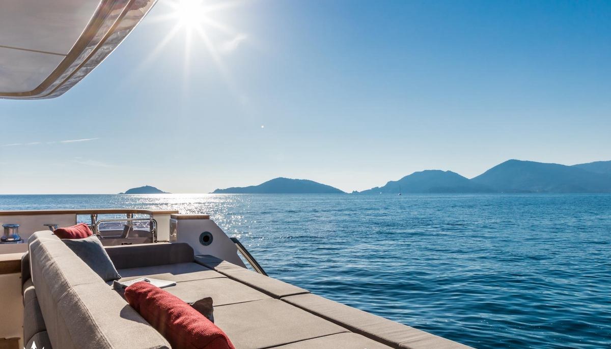 UPSTREAM yacht charter 5