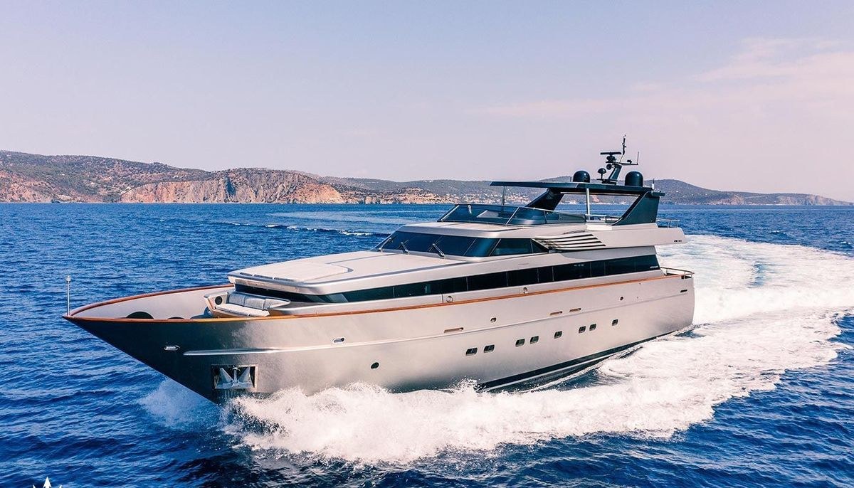 OVAL yacht charter 2