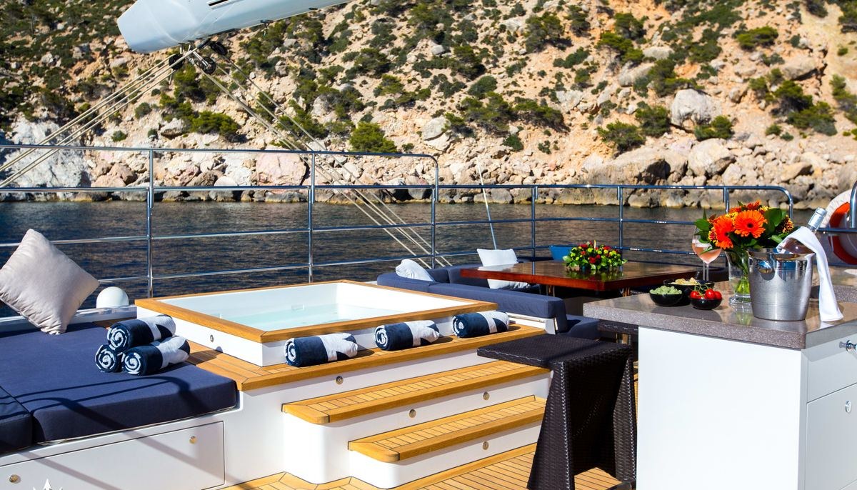 MASHUA BLUU yacht charter 3
