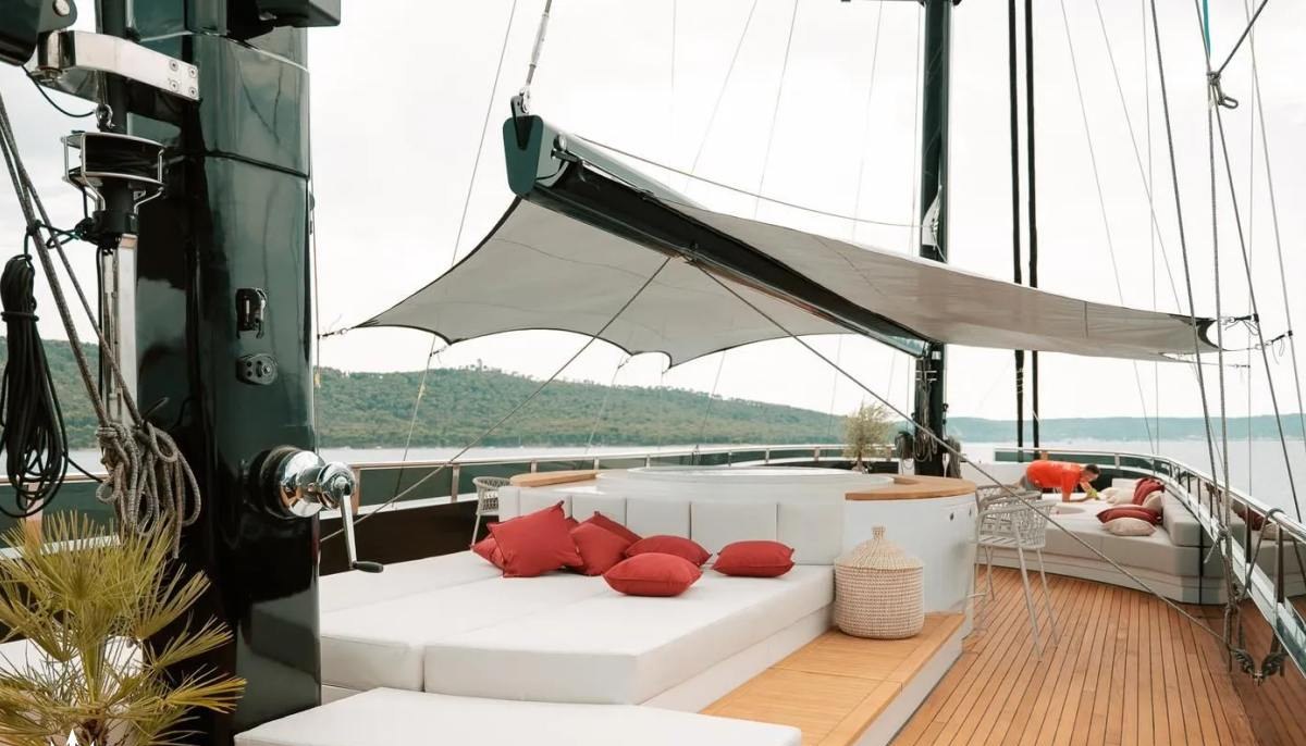 REPOSADO yacht charter 4