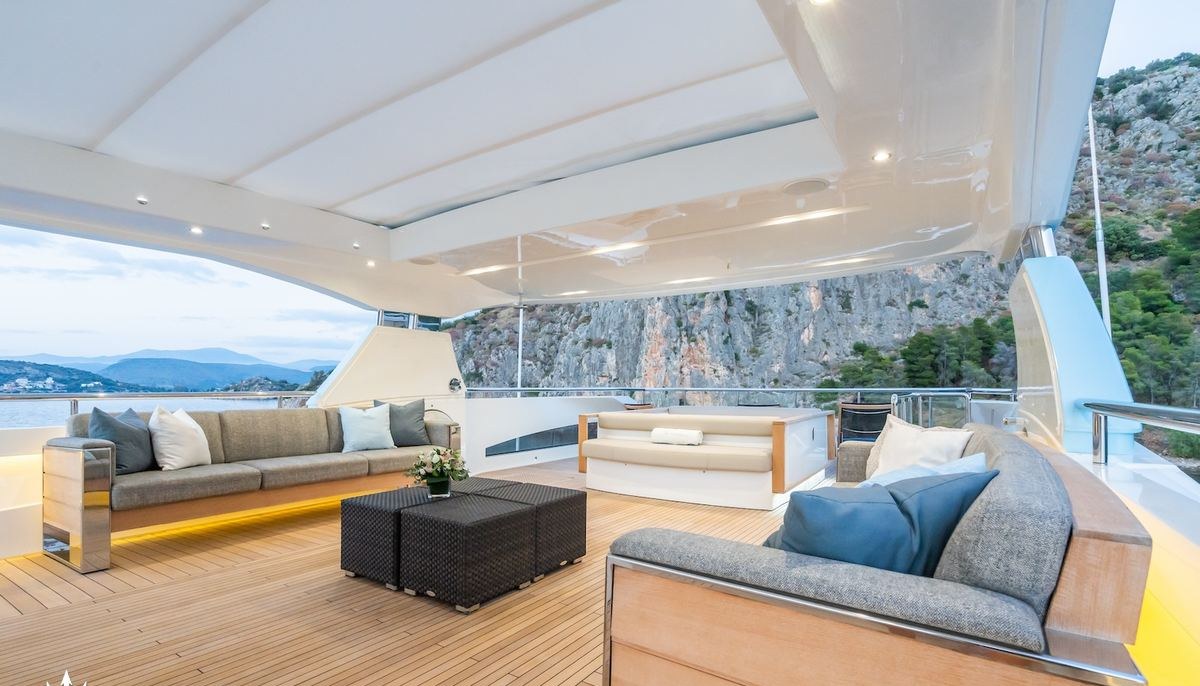 LE VERSEAU yacht charter 4