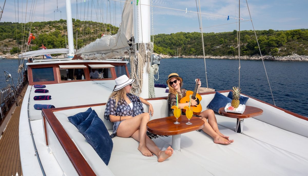 BONAVENTURA yacht charter 3