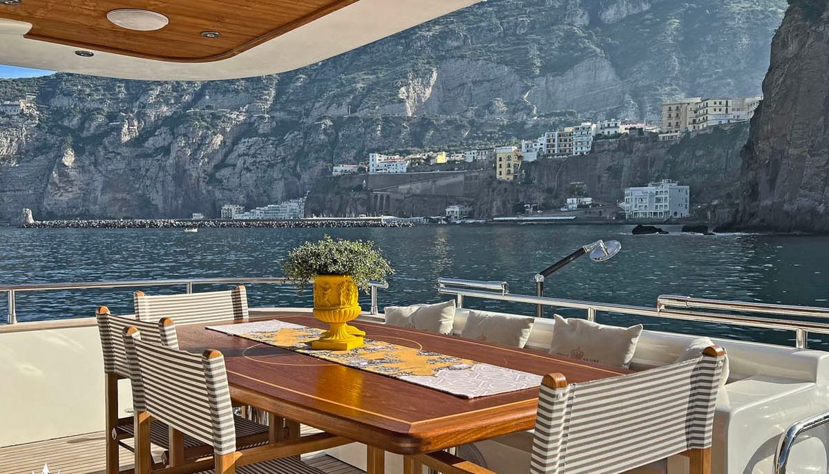 LA CHICCA yacht charter 4