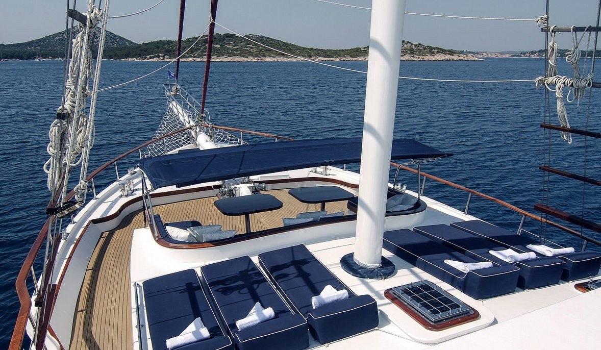AURUM yacht charter 4